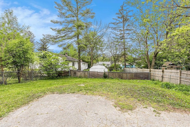 1566 Snyder Rd, East Lansing, MI 48823 - view of yard featuring fence