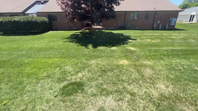 view of green lawn