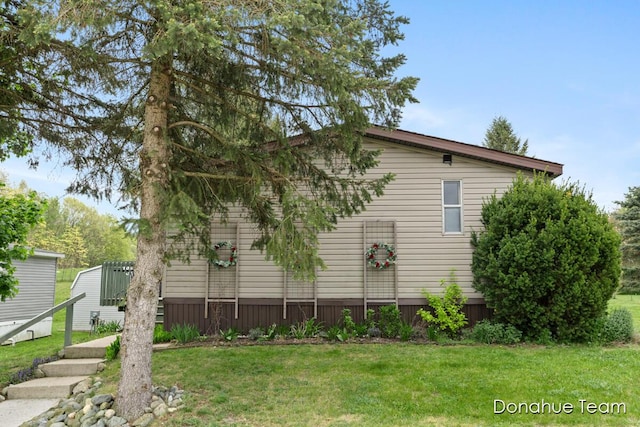 view of side of property featuring a lawn
