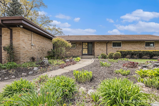 1657 W Kentview Dr NE, Grand Rapids, MI 49505 - single story home featuring brick siding
