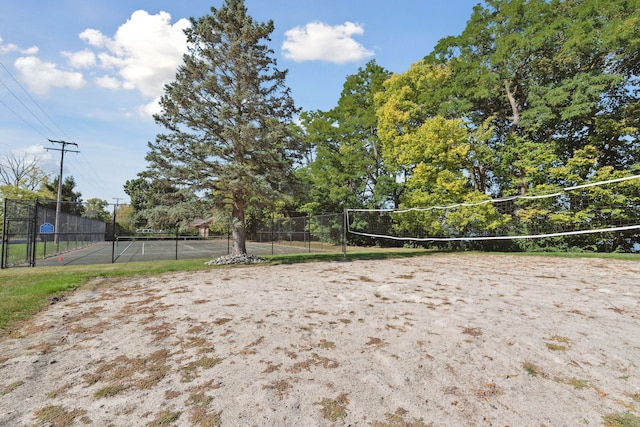 9601 Bayview Dr # 301, Ypsilanti, MI 48197 - view of home's community featuring a tennis court, fence, and volleyball court