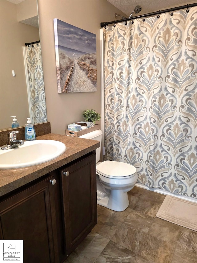 465 Edgewood Pass, Fenton, MI 48430 - full bath with vanity, toilet, and curtained shower
