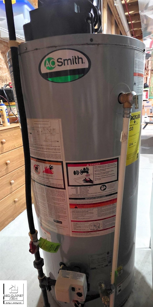465 Edgewood Pass, Fenton, MI 48430 - utility room featuring gas water heater