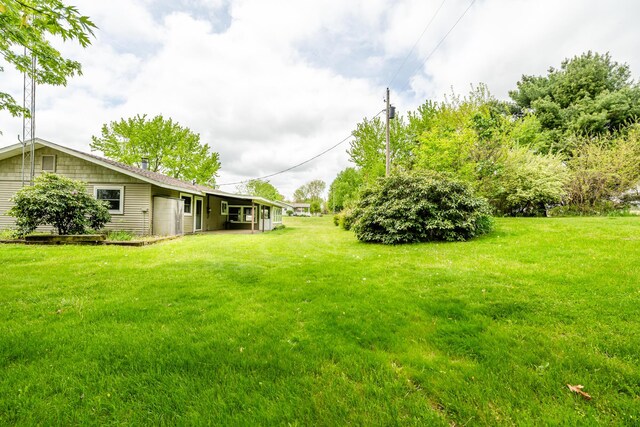 5575 Meadowbrook Rd, Eau Claire, MI 49111 - view of green lawn