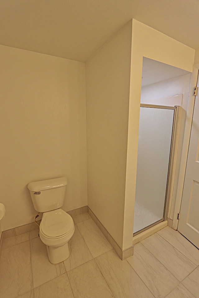 4003 Old Dominion Dr, West Bloomfield, MI 48323 - bathroom featuring toilet, a shower stall, baseboards, and marble finish flooring