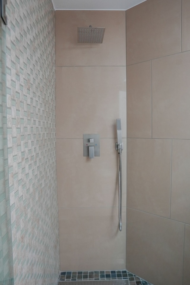 278 W Saint Clair St, Romeo, MI 48065 - full bath featuring tiled shower and tile walls