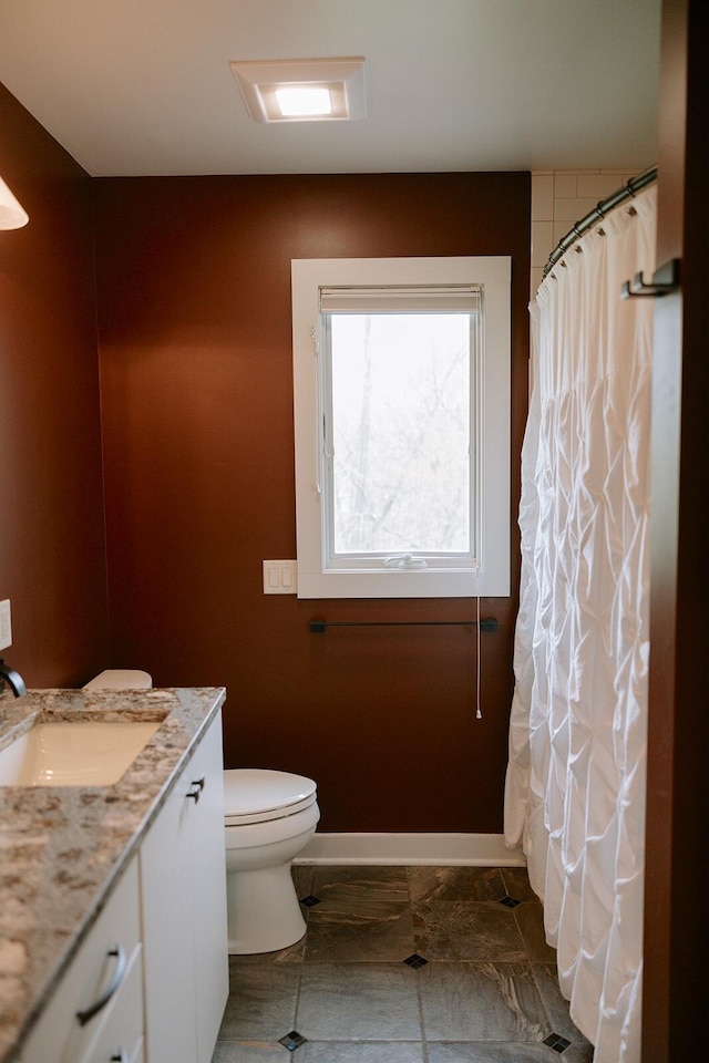 full bathroom with vanity, toilet, baseboards, and a shower with curtain
