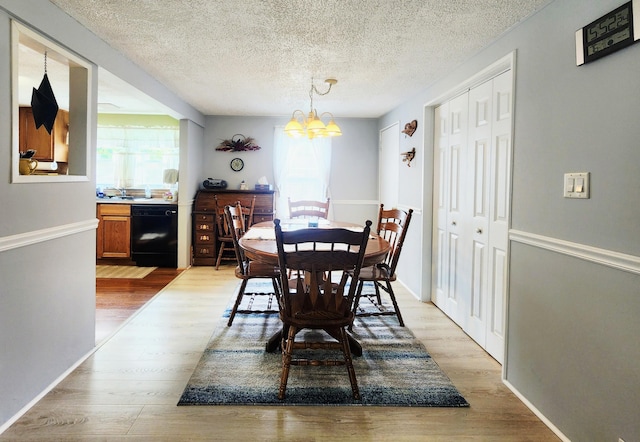 3034 Royalton Heights Rd, Saint Joseph, MI 49085 - dining room featuring a textured ceiling, a chandelier, and light wood-style flooring