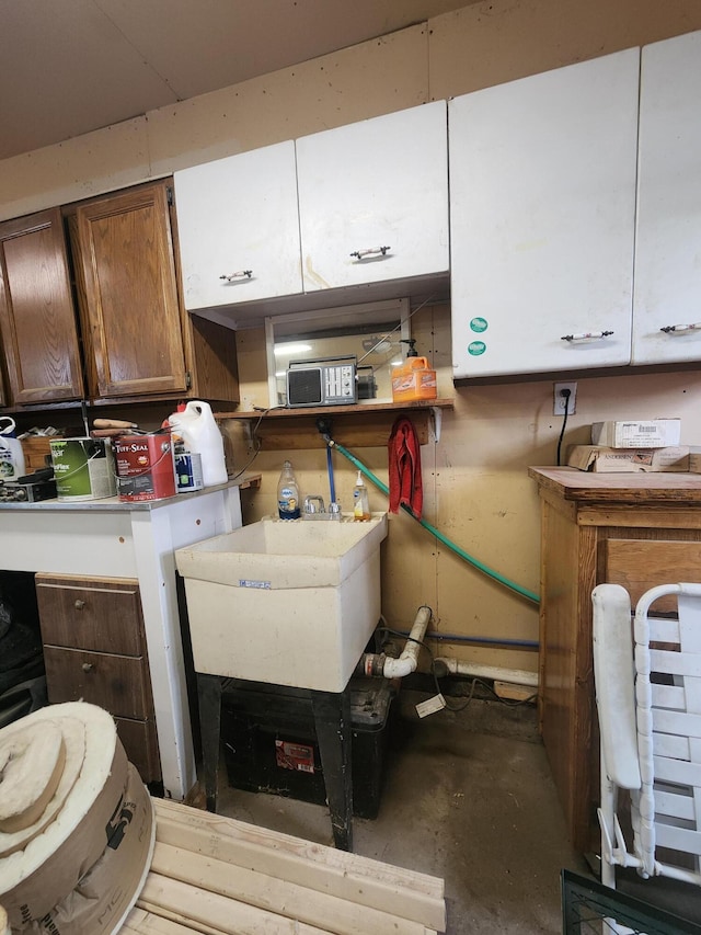 3034 Royalton Heights Rd, Saint Joseph, MI 49085 - laundry area featuring a sink