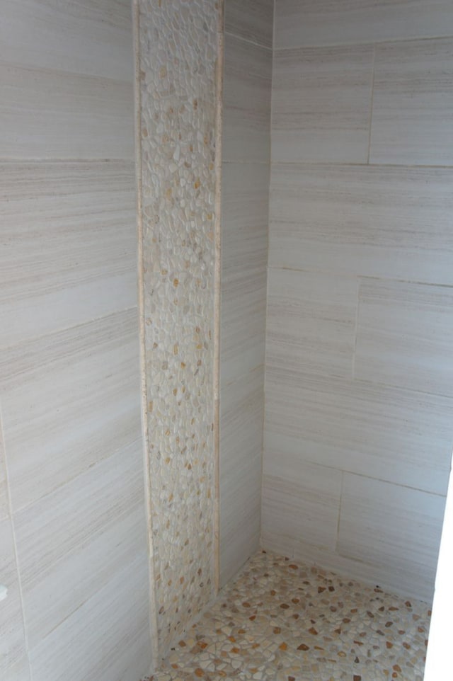 full bathroom featuring tiled shower