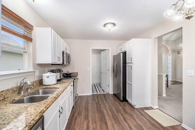 860 Woodhaven Dr, Commerce Twp, MI 48390 - kitchen featuring appliances with stainless steel finishes, a sink, white cabinets, and baseboards