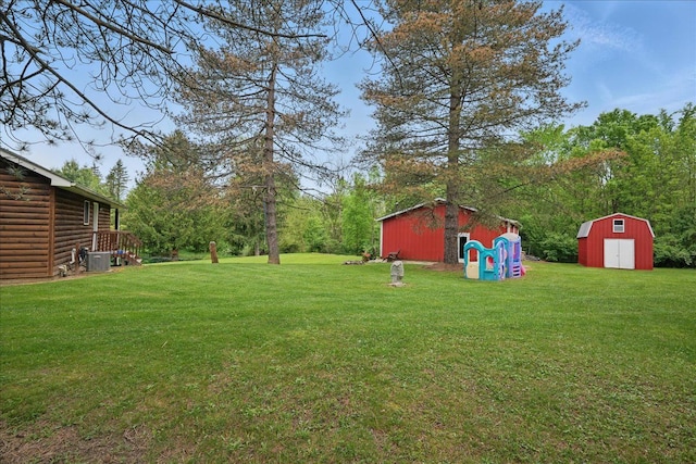 view of grassy yard featuring cooling unit