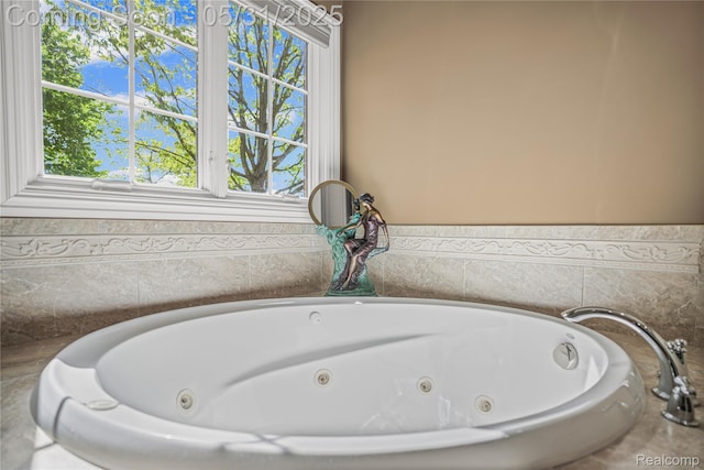 3074 Pond Rd, Leonard, MI 48367 - full bath featuring a whirlpool tub