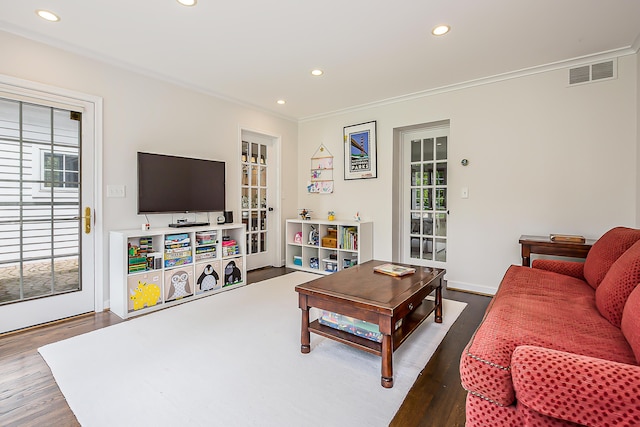 2124 Brockman Blvd, Ann Arbor, MI 48104 - living room featuring wood finished floors, recessed lighting, crown molding, and baseboards