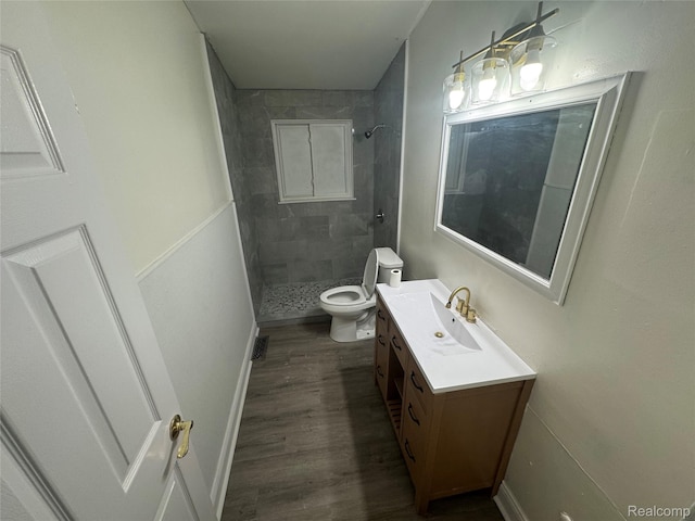 29592 Fairfax St, Southfield, MI 48076 - bathroom with toilet, vanity, tiled shower, and wood finished floors