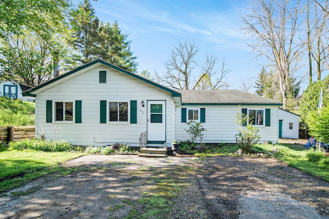 102 Franklin St, Holly, MI 48442 - ranch-style home featuring entry steps and fence