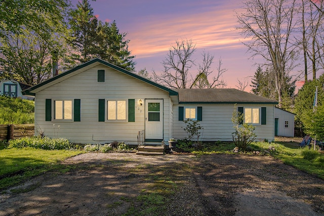 102 Franklin St, Holly, MI 48442 - ranch-style home with entry steps and fence