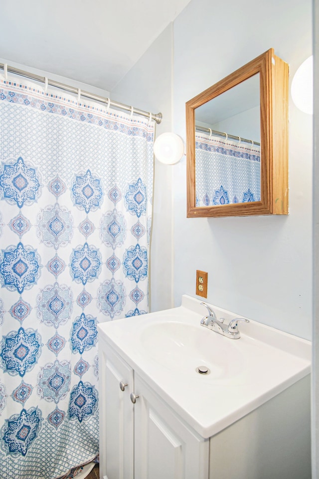 102 Franklin St, Holly, MI 48442 - full bath featuring vanity and a shower with curtain