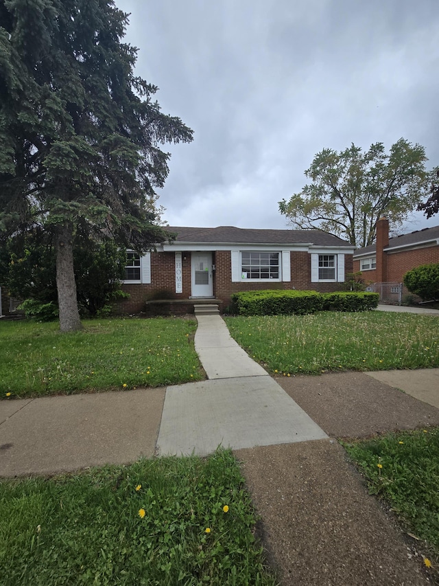 915 Cleophus Pkwy, Lincoln Park, MI 48146 - ranch-style home featuring brick siding and a front lawn