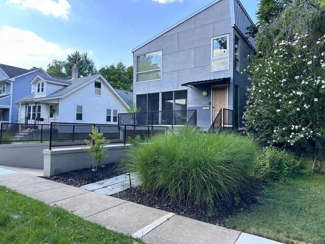 1013 Humphrey Ave, Birmingham, MI 48009 - view of front facade featuring fence