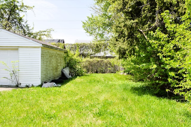 10039 Mark Twain St, Detroit, MI 48227 - view of yard featuring an outbuilding