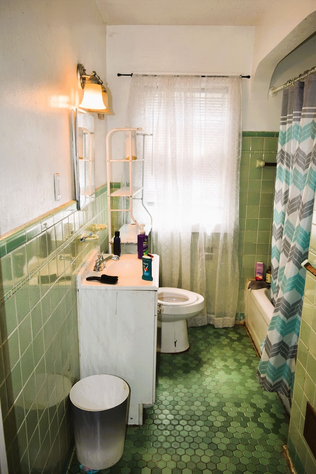 10039 Mark Twain St, Detroit, MI 48227 - full bath with tile walls, toilet, vanity, a wainscoted wall, and shower / bath combo
