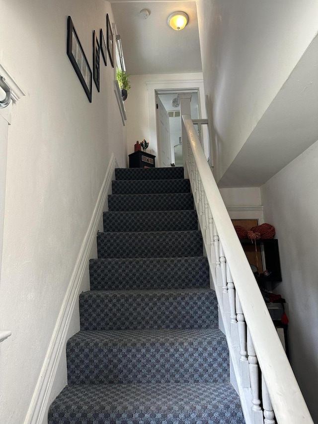 522 N Main St, Ann Arbor, MI 48104 - view of staircase