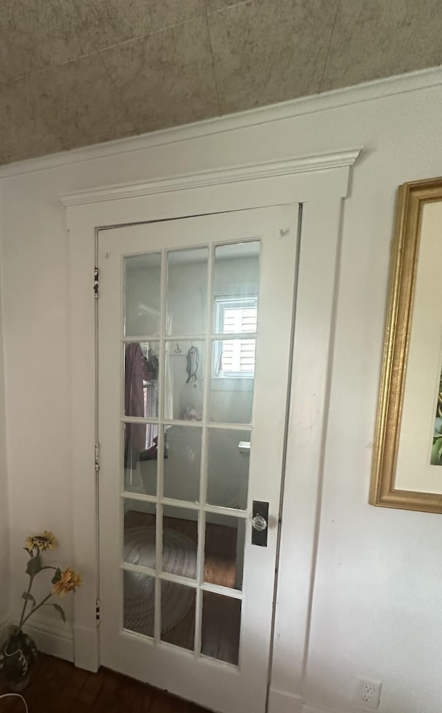 522 N Main St, Ann Arbor, MI 48104 - doorway with dark wood-style floors