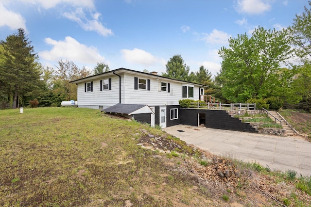 ranch-style house with a front lawn and concrete driveway