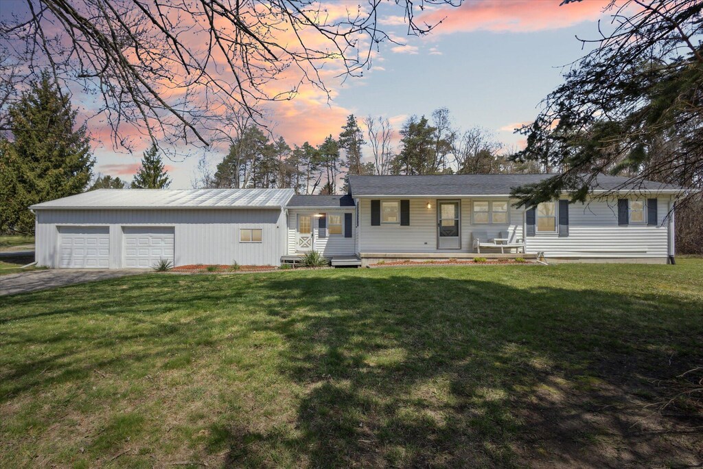 single story home with a front lawn and driveway