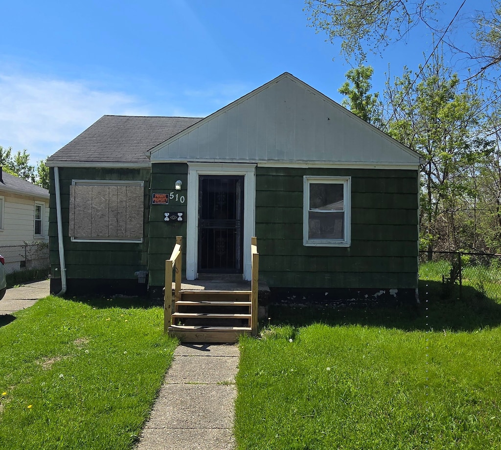 510 E Lorado Ave, Flint, MI 48505 - bungalow-style house with a shingled roof
