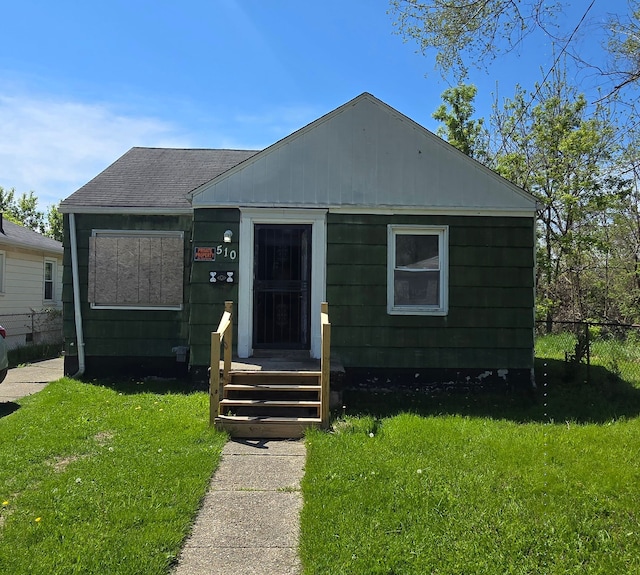 510 E Lorado Ave, Flint, MI 48505 - bungalow-style house with a shingled roof