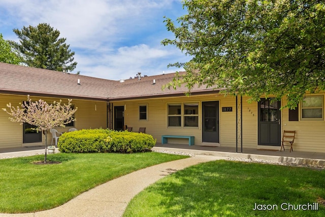 ranch-style home featuring a front lawn and a porch