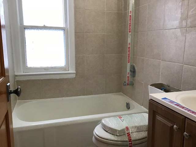 19595 Waldron St, Roseville, MI 48066 - full bath featuring vanity and shower / washtub combination