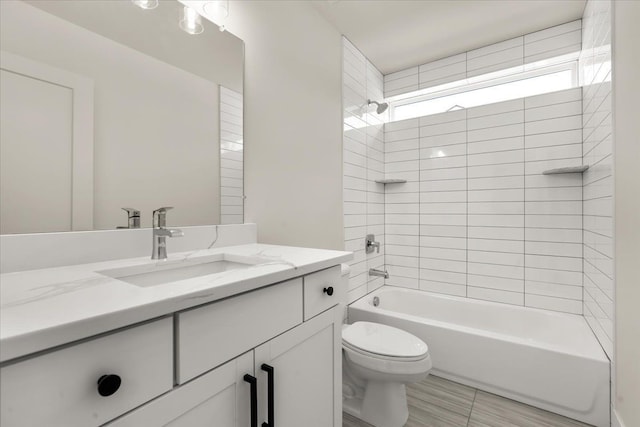 6514 Cambridge Cir, Clarkston, MI 48346 - full bath with toilet, vanity, and washtub / shower combination