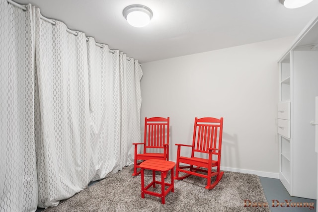 living area with carpet flooring and baseboards