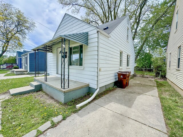 4226 Cadillac Ave, Wayne, MI 48184 - view of side of property featuring fence and roof with shingles