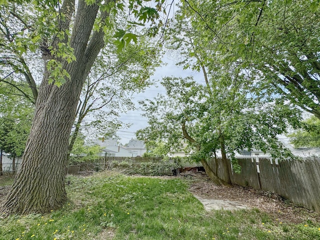 4226 Cadillac Ave, Wayne, MI 48184 - view of yard with fence