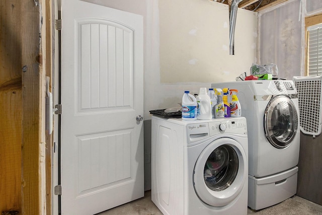 washroom featuring washing machine and clothes dryer