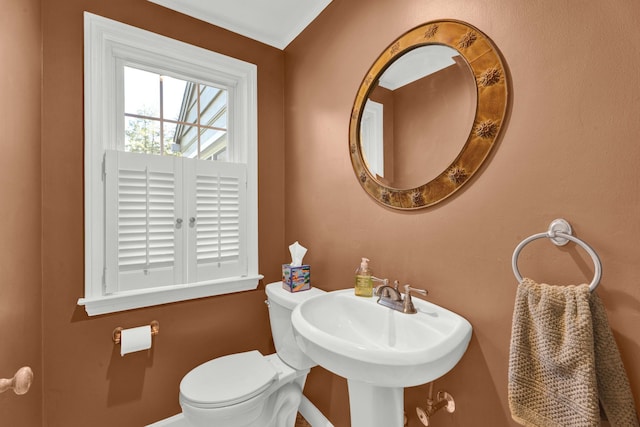 950 W Lincoln St, Birmingham, MI 48009 - bathroom featuring baseboards, toilet, and a sink