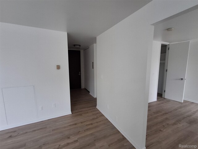 8200 E Jefferson Ave Unit 59/602, Detroit, MI 48214 - spare room with wood finished floors, baseboards, and a smoke detector