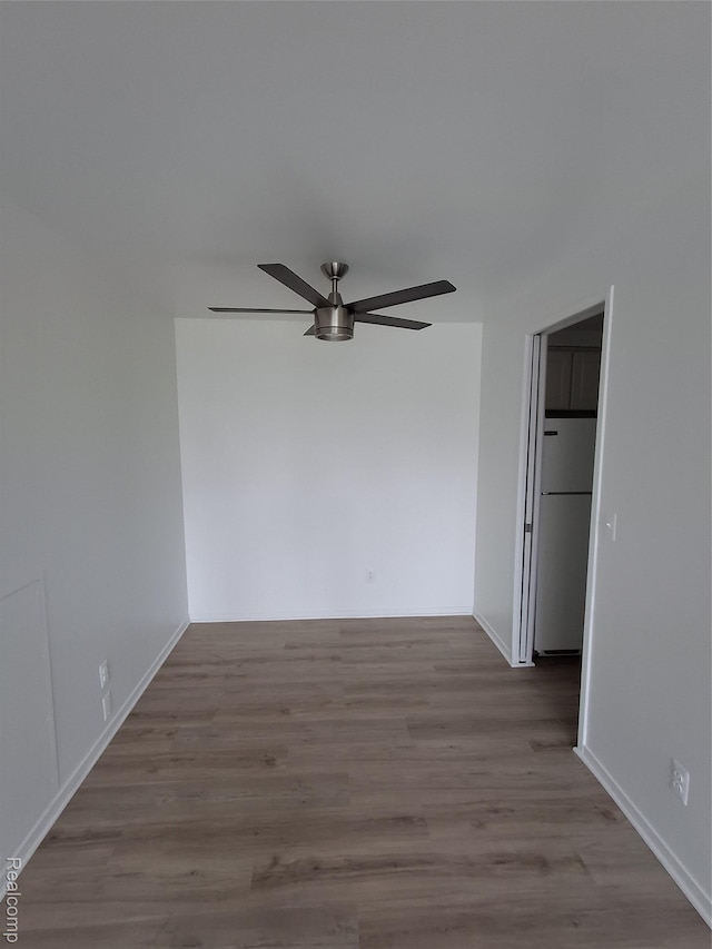 8200 E Jefferson Ave Unit 59/602, Detroit, MI 48214 - spare room featuring a ceiling fan, wood finished floors, and baseboards