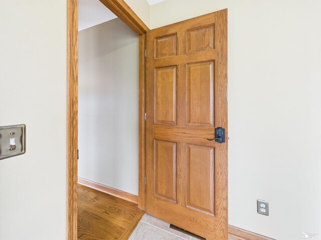 5015 Piehl Rd, Ottawa Lake, MI 49267 - foyer entrance featuring baseboards