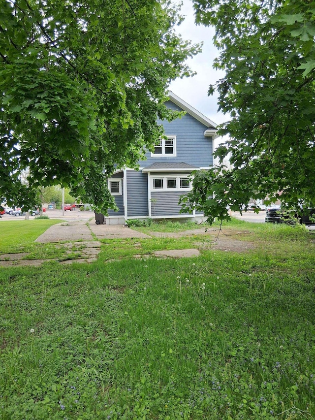908 Lansing Ave, Jackson, MI 49202 - view of yard