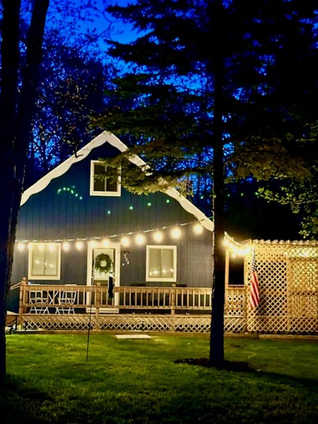 view of front of property featuring a front yard and a porch