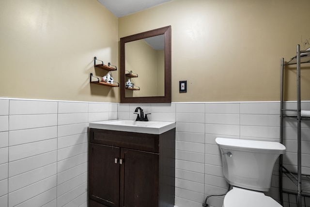 47697 Barclay Ct, Shelby Twp, MI 48317 - bathroom featuring tile walls, a wainscoted wall, toilet, and vanity