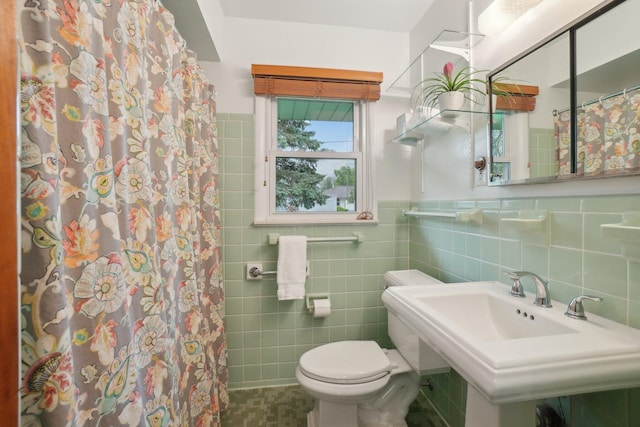 1815 Cooley Ave, Ann Arbor, MI 48103 - full bathroom featuring tile walls, toilet, curtained shower, a wainscoted wall, and a sink