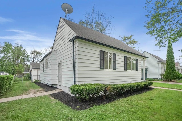 620 2nd Ave, Pontiac, MI 48340 - view of side of home