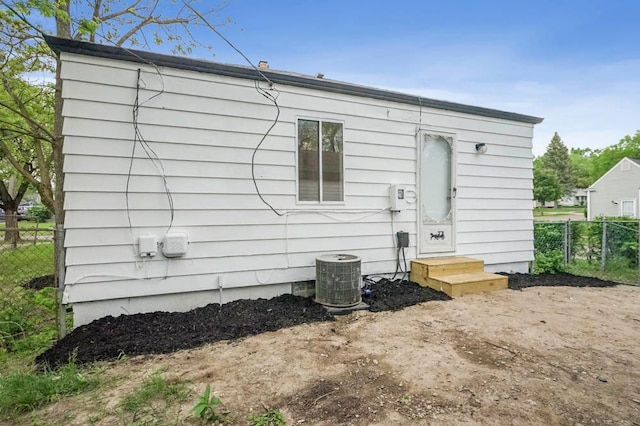 620 2nd Ave, Pontiac, MI 48340 - back of property with fence and cooling unit