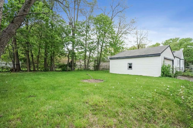 620 2nd Ave, Pontiac, MI 48340 - view of yard with an outdoor structure and a detached garage
